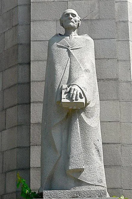 Մխիթար Գոշի արձանը