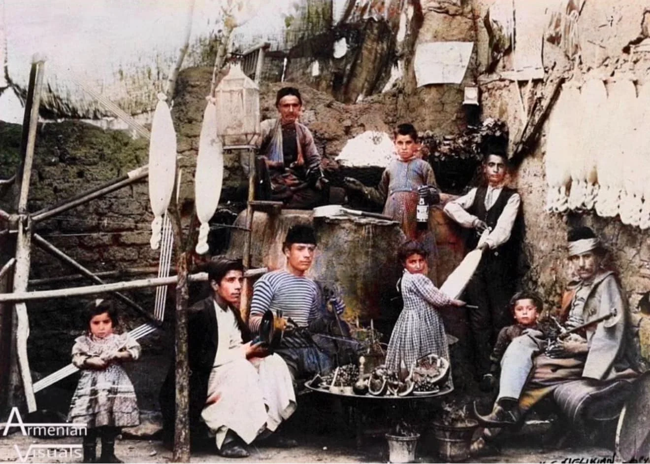Մետաքս պատրաստող հայեր, Խարբերդ, մոտ 1890 թ.