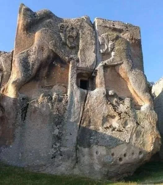 Ասլանթաշ ժայռափոր դամբարանը