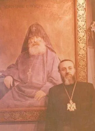 Վազգեն I կաթողիկոսը Մկրտիչ I Խրիմյանի դիմանկարի մոտ