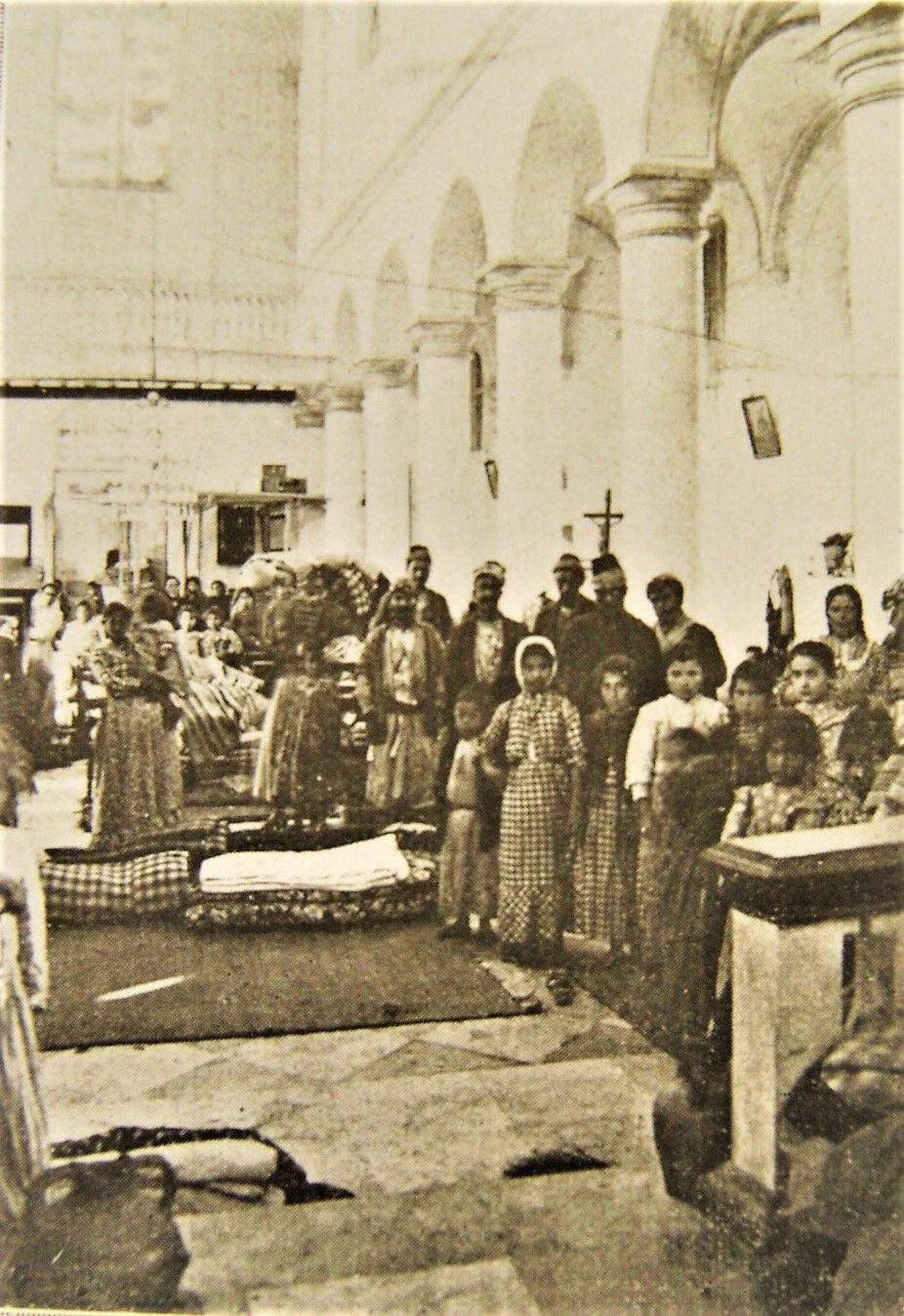 Հայ փախստականներ եկեղեցում, Ալեքսանդրետ, 1915 թ.