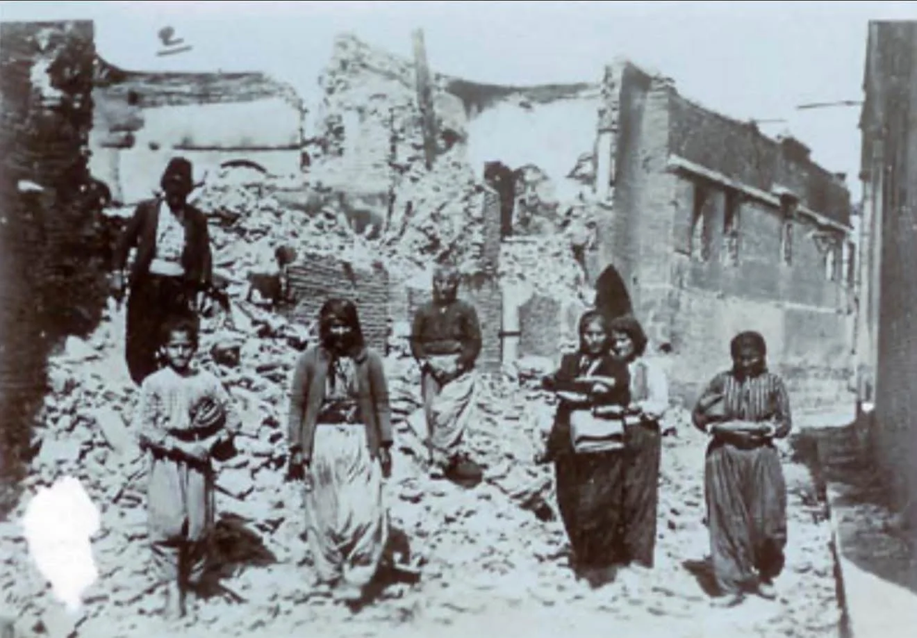 Վերապրածները Ադանայի ավերակներում, 1909