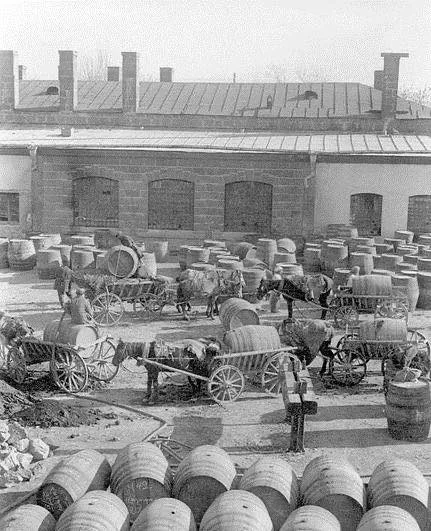 Շուստովի գինու և կոնյակի գործարանի բակը, Երևան