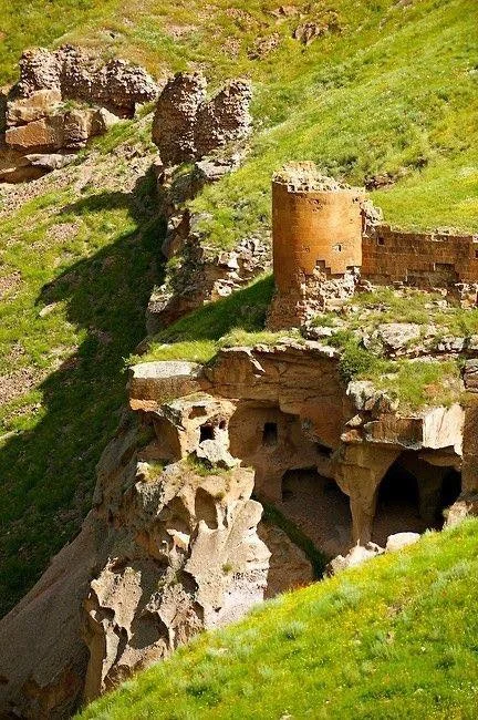 Անիի ավերակները և ժայռափոր կացարանները