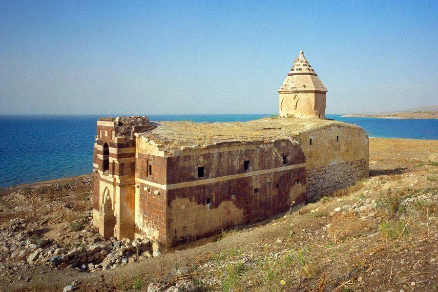 Կտուցի վանքը Վանա լճում