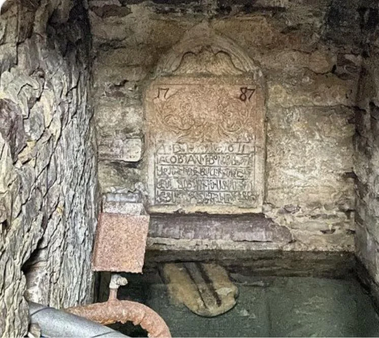 Յազլովեցի «Հայկական ջրհորի» սալը, 1611