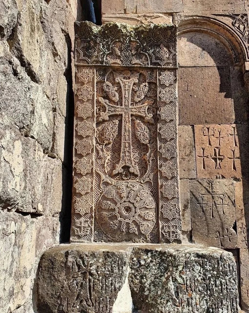 Պողոս վարպետի խաչքարը Գոշավանքում