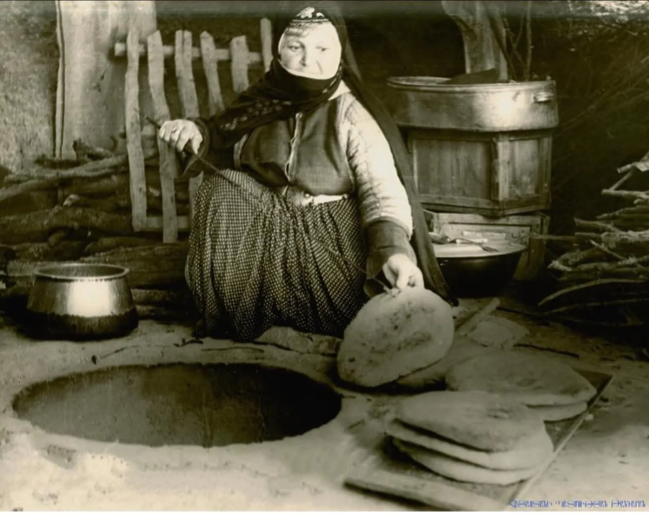 Արցախցի կինը թոնրում հաց է թխում