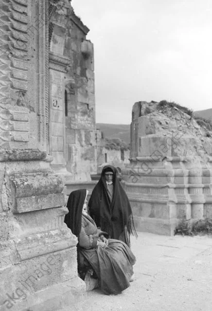Հայ կանայք Տաթևի վանքի ավերակներում, 1931