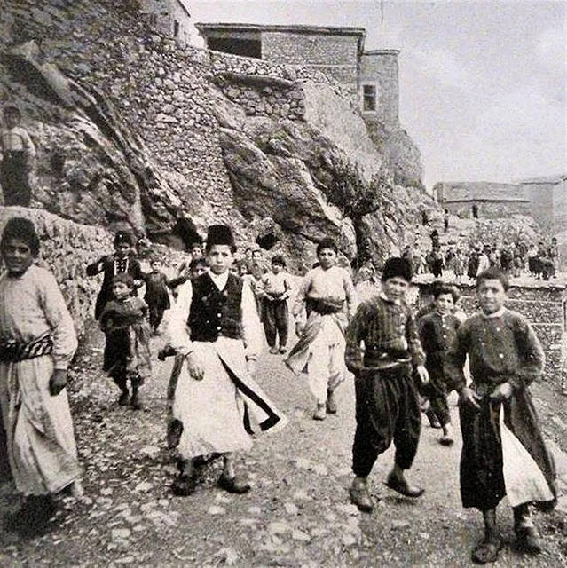 Հայ երեխաներ Տիգրանակերտում, 1910