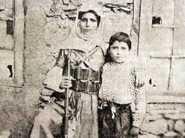 Շատախցի զինված հայ կինը որդու հետ, Վան