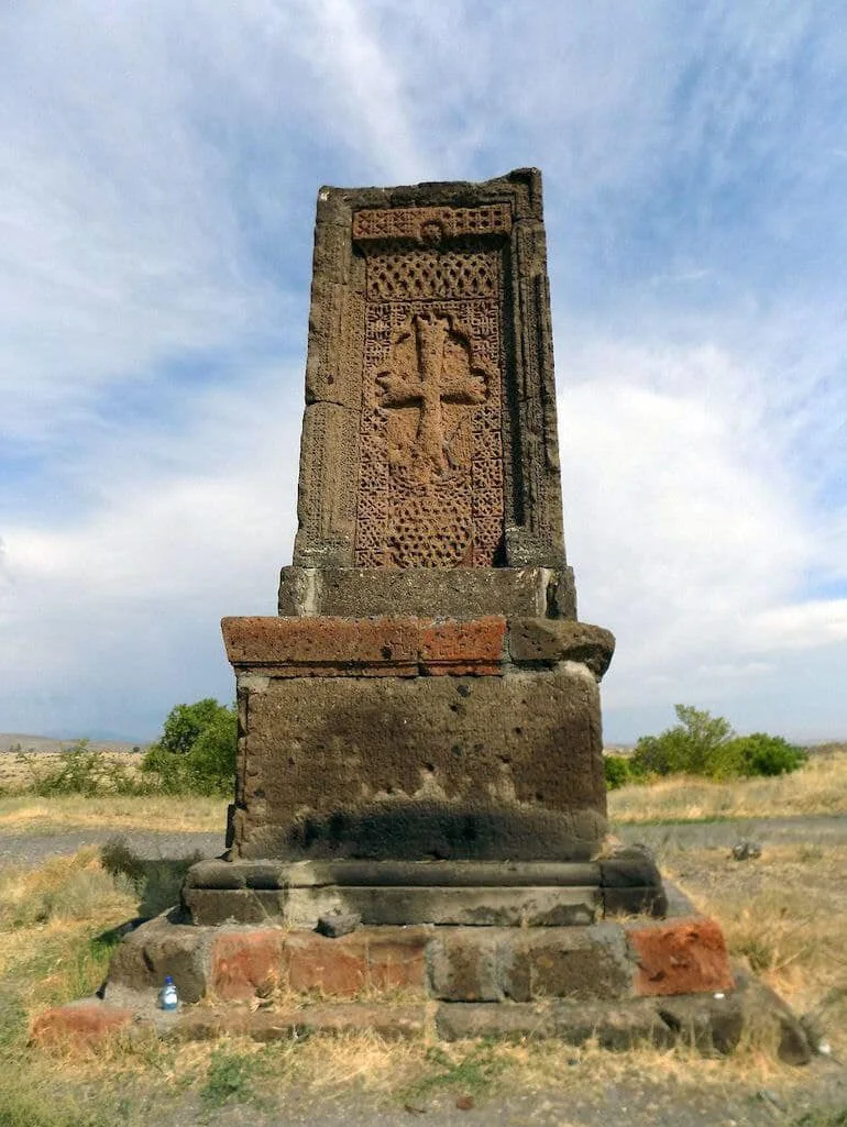 Կոշ գյուղի մոտ կանգնեցված խաչքարը