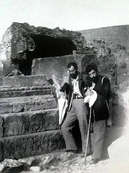 Թումանյանն ու Իսահակյանը Անիում, 1901