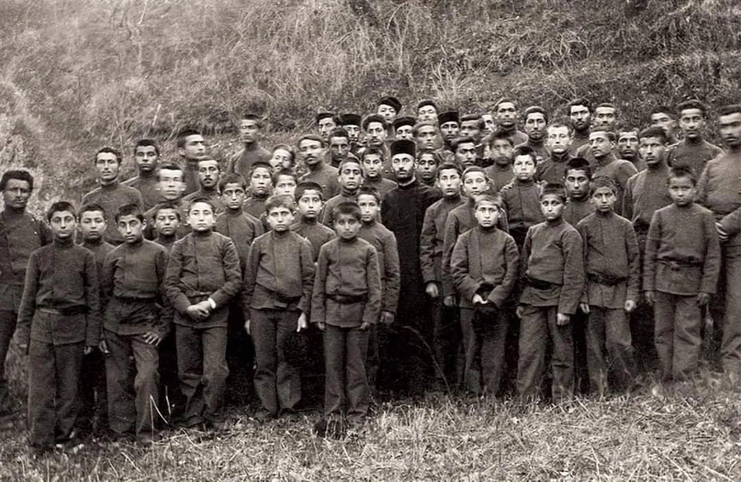 Կոմիտասը Գևորգյան ճեմարանի սաների հետ, 1905