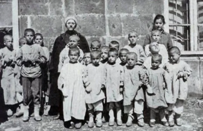 Дети сиротского приюта в Александрополе, 1920 · 2