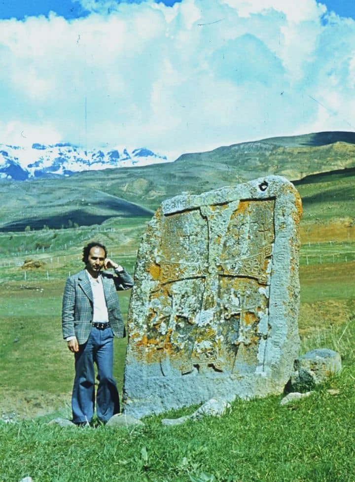 Արգամ Այվազյանը խաչքարի մոտ