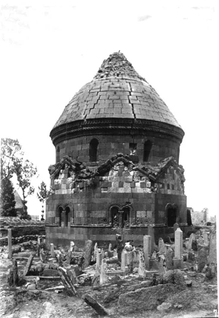 Ավերված կառույց և գերեզմանատուն Կարինում (Էրզրում)