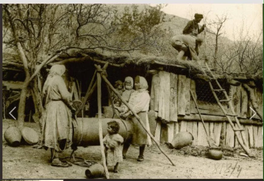 Կանայք խնոցիով կարագ են հարում · 2