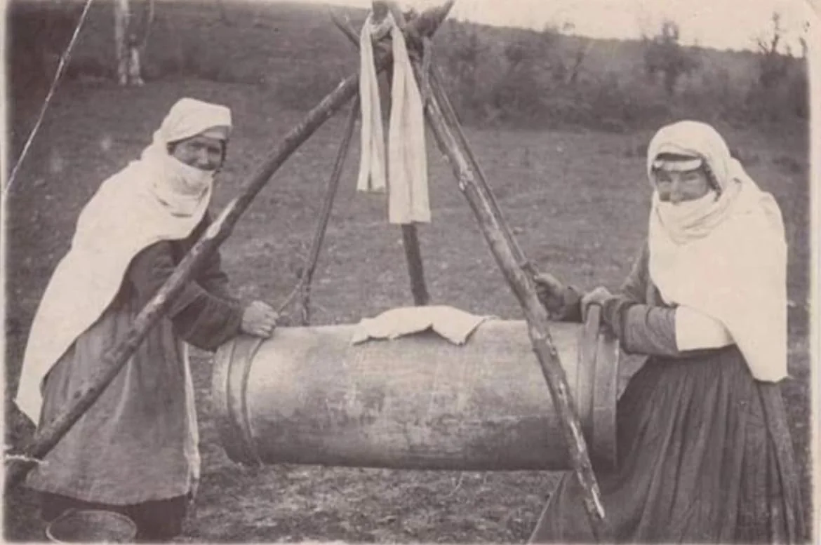 Կանայք խնոցիով կարագ են հարում · 5