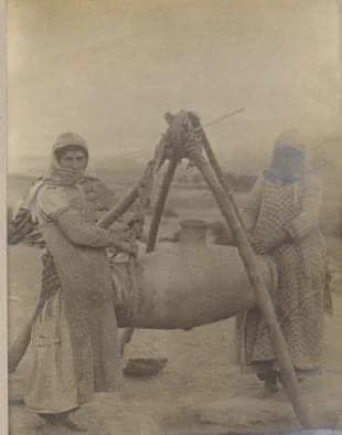 Կանայք խնոցիով կարագ են հարում