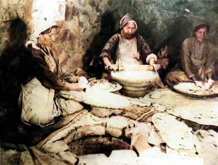 Հայ կանայք լավաշ են թխում Վաչագան գյուղում