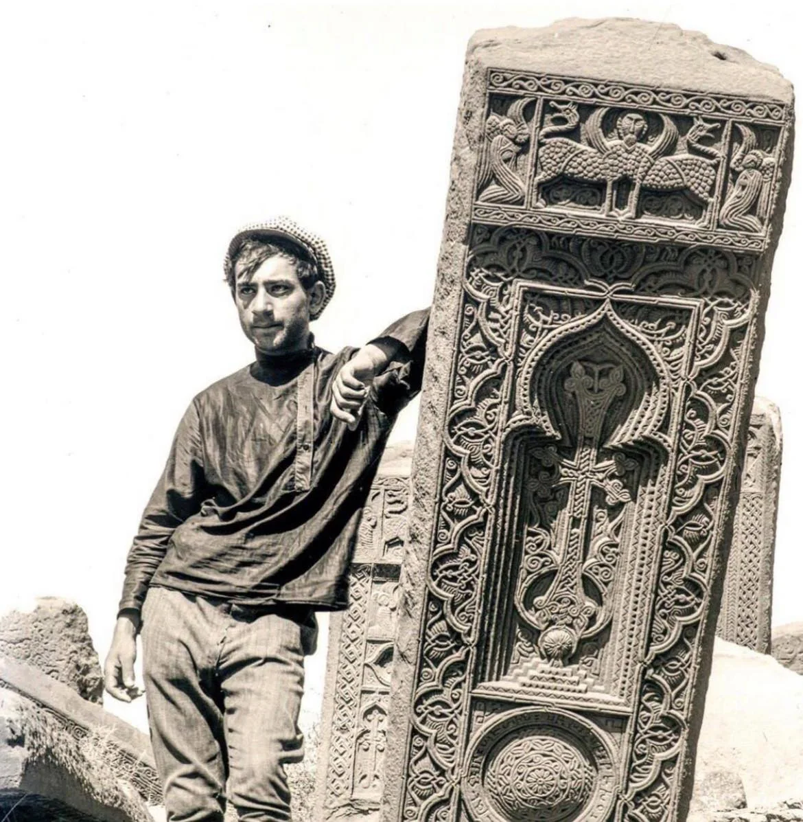 Արամ Վրույրի որդին Ջուղայի խաչքարի մոտ, 1915
