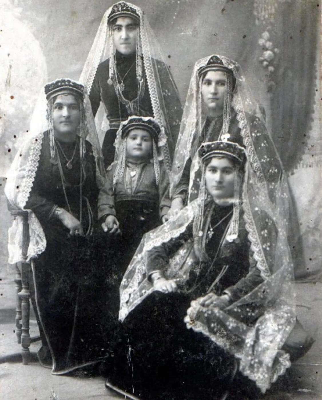 Կարսի հայուհիները տոնական տարազով