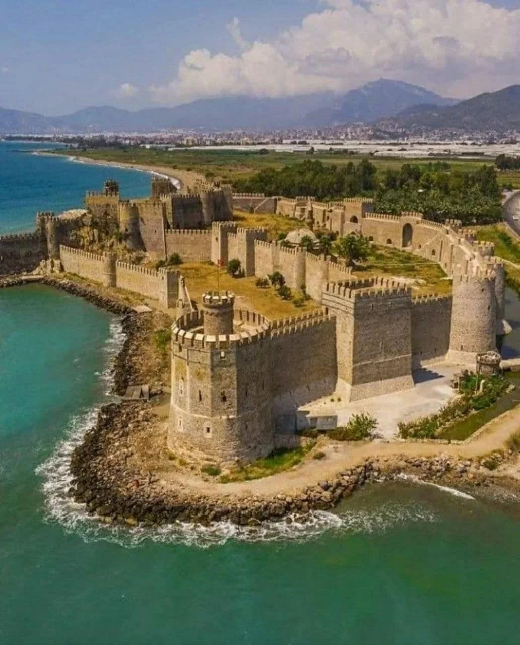 Մամուրե բերդը Միջերկրական ծովի ափին