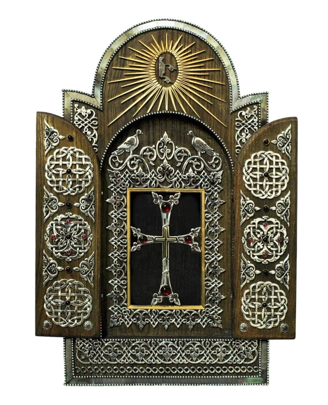 Մասունքատուն՝ Նոյյան տապանի փայտի բեկորով