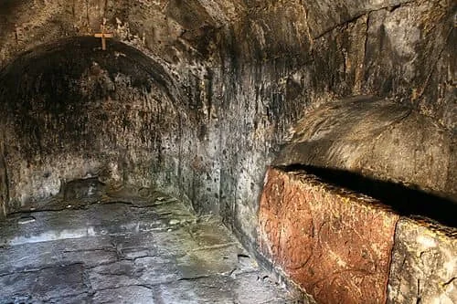 Հայ Արշակունիների դամբարանի ներսը, Աղձք