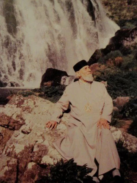Վազգեն Ա կաթողիկոսը ջրվեժի մոտ, 1983