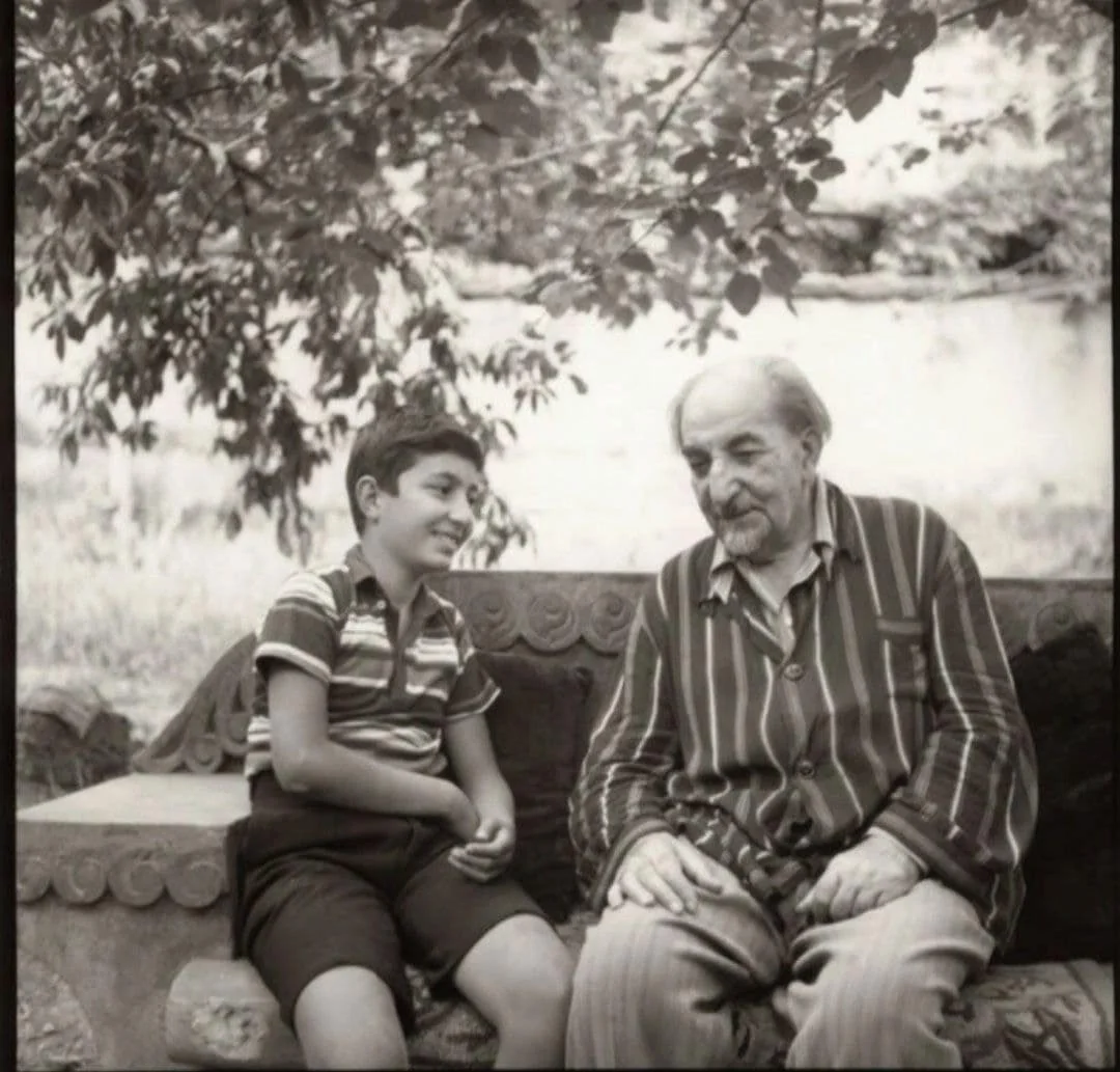 Ավետիք Իսահակյանը թոռան հետ, 1957