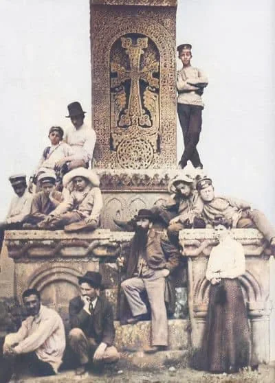 Մարտիրոս Սարյանը Սանահինի խաչքարի մոտ, 1902