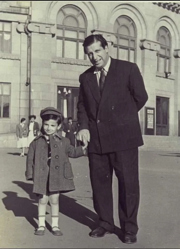 Առնո Բաբաջանյանը որդու՝ Արայի հետ, 1959 թ.