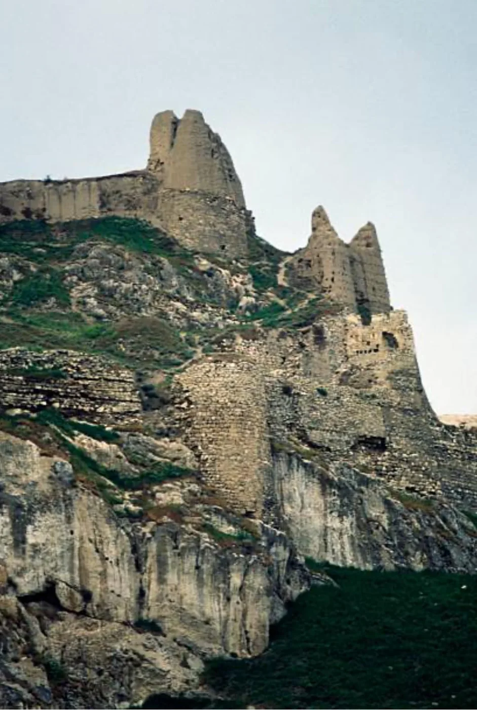 Վանի բերդի ավերակները