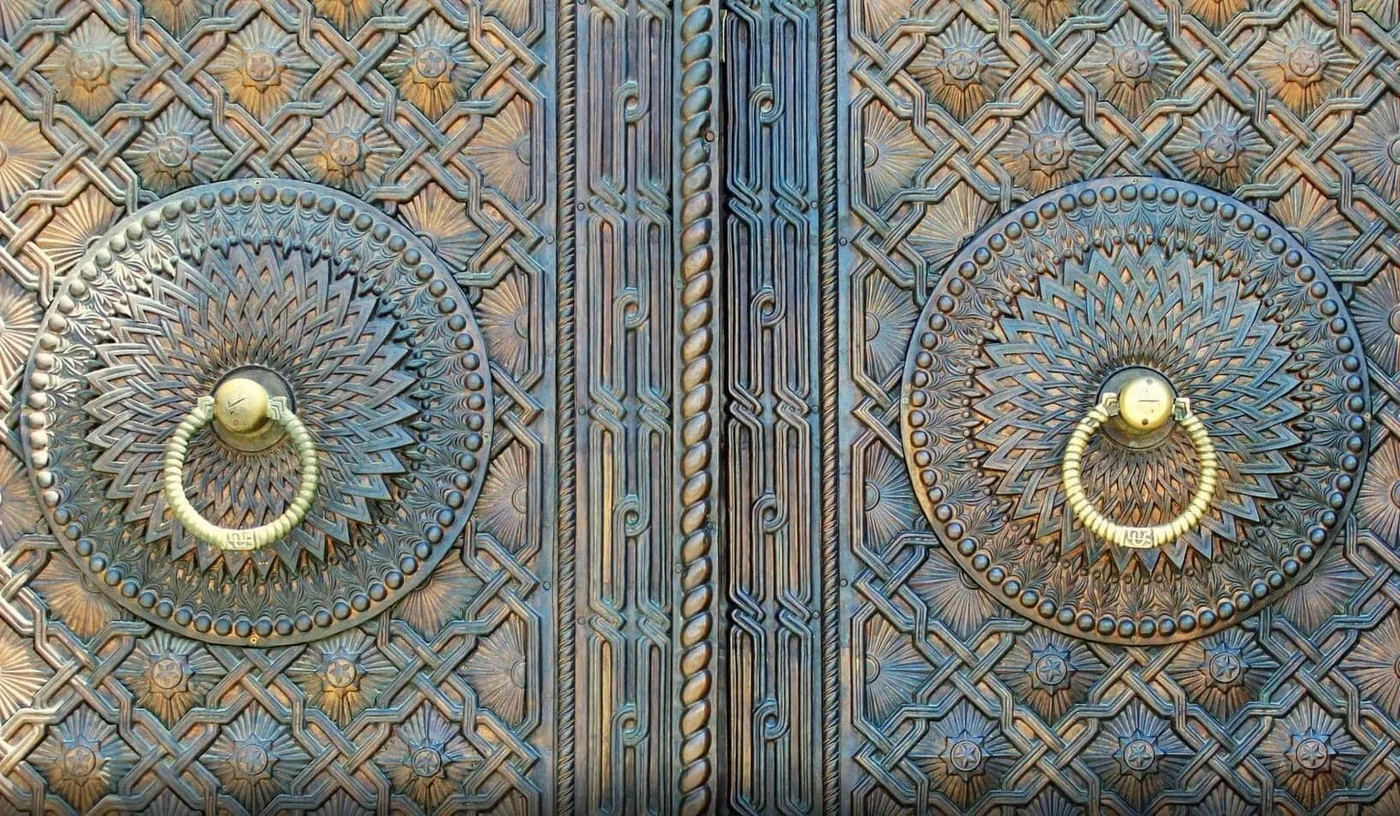 La porte d’entrée du Matenadaran, Erevan · 2