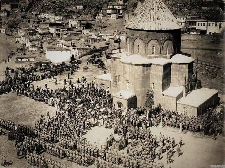 Հայ զինվորները Կարսի Սուրբ Առաքելոց եկեղեցու բակում, 1920 թ.