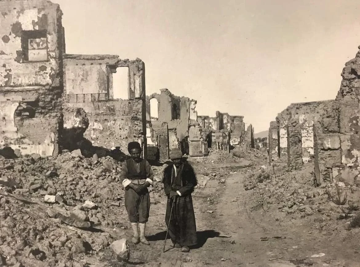 Ավերված փողոց Վանում, 1916