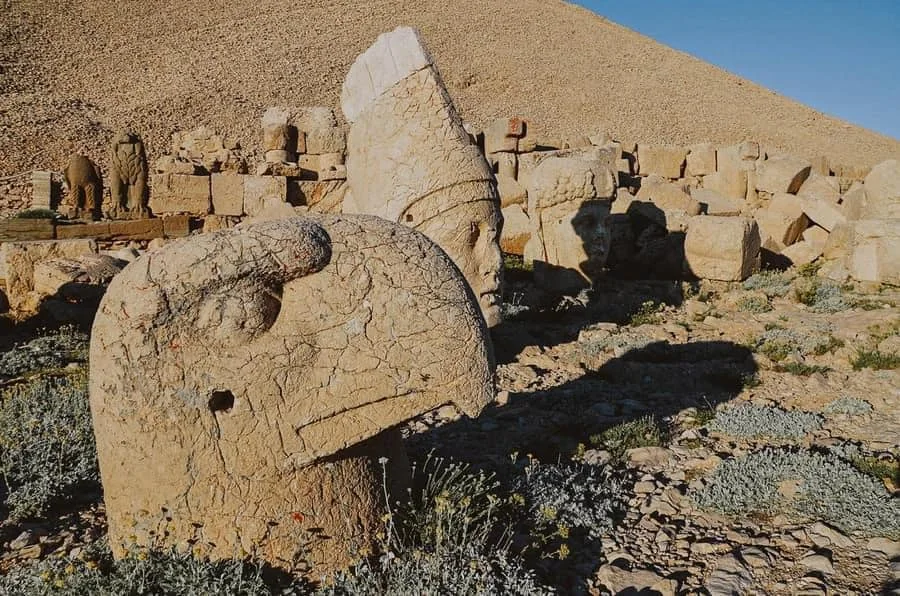 Անտիոքոս I-ի դամբարանը Նեմրութ լեռան վրա · 5