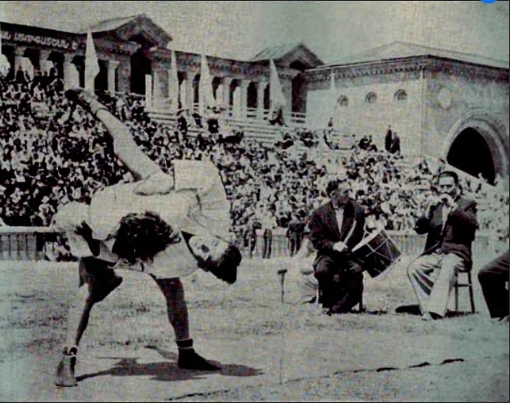 Կոխ երաժշտության ներքո, 1954