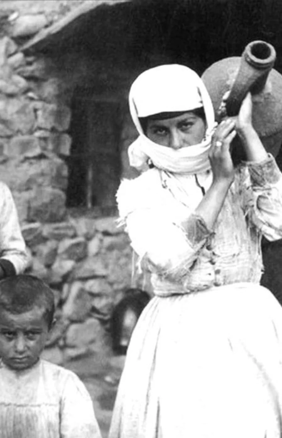 Հայ կինը ջրով կուժ է տանում, 1916