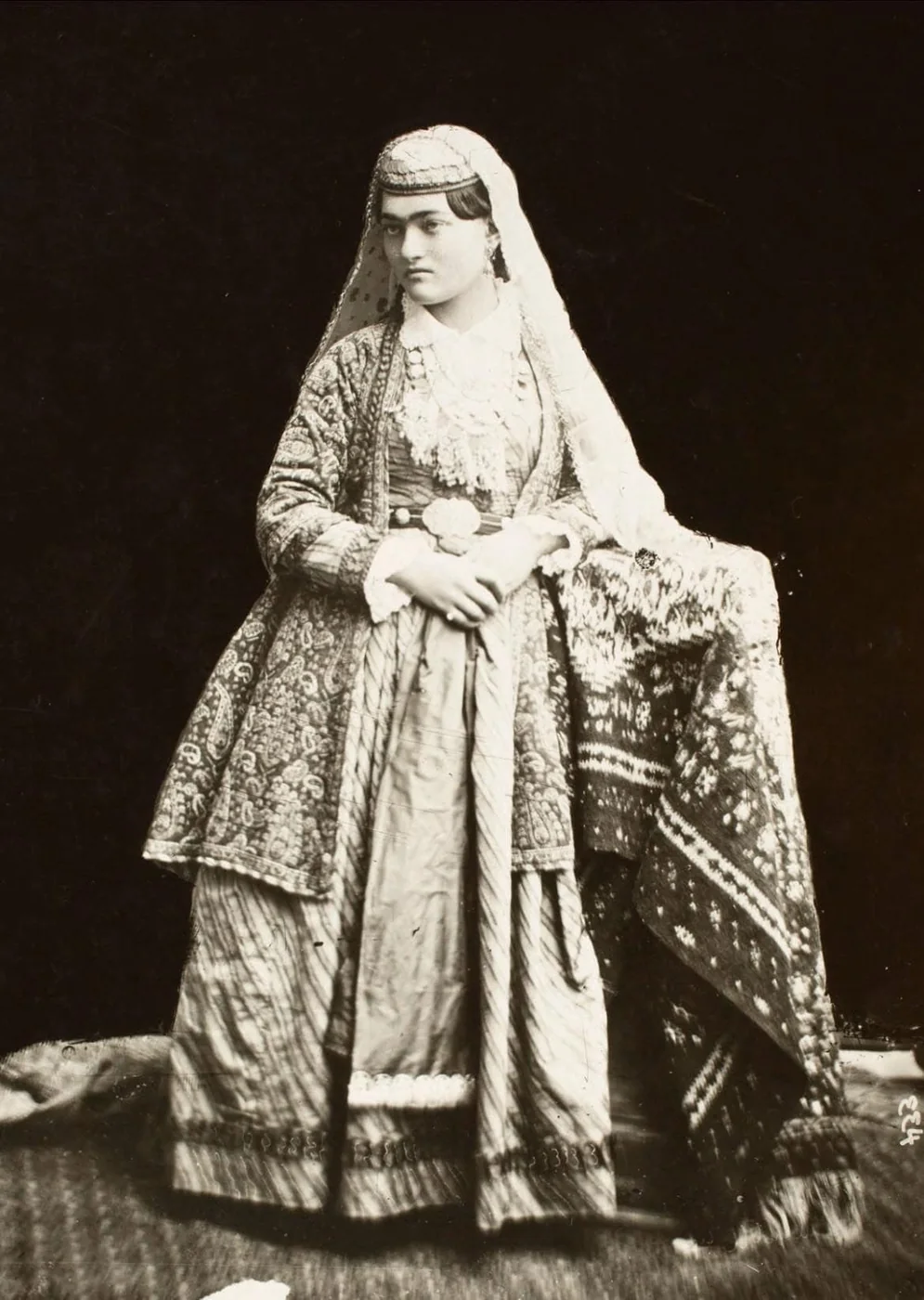 Հայուհի տոնական զգեստով, Իրան